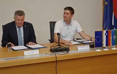 PODPIS POGODBE ZA NAKUP MOŠTVENIH VOZIL - Foto- Tine Šubic_11